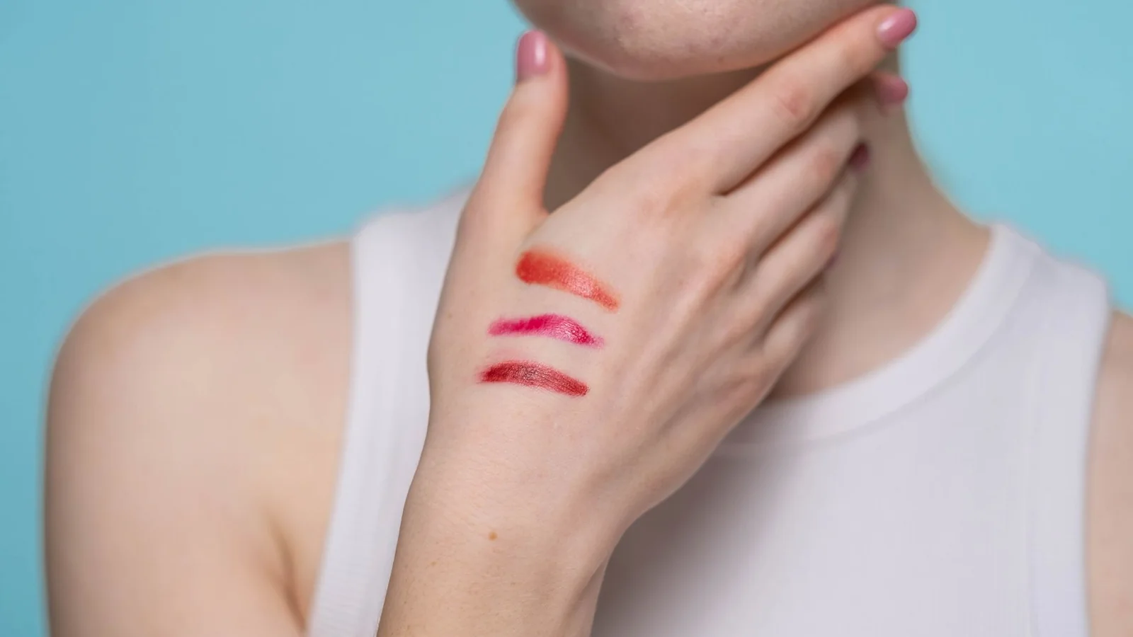 Muestras de base de maquillaje comparadas sobre la piel con luz de día