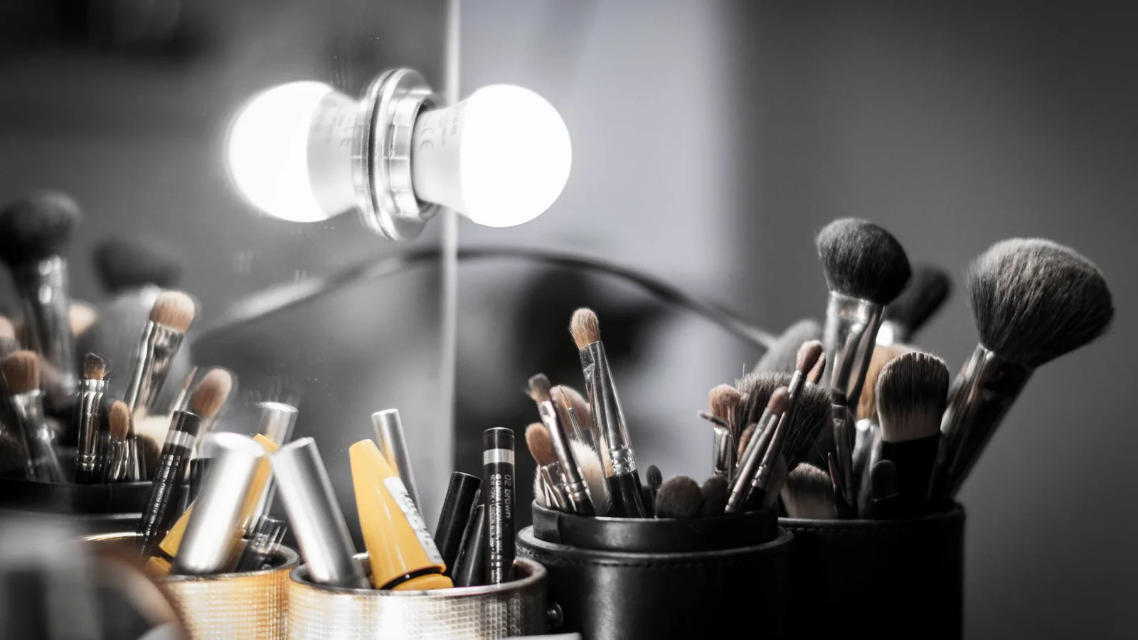 Brochas de maquillaje limpias y ordenadas sobre una mesa de tocador