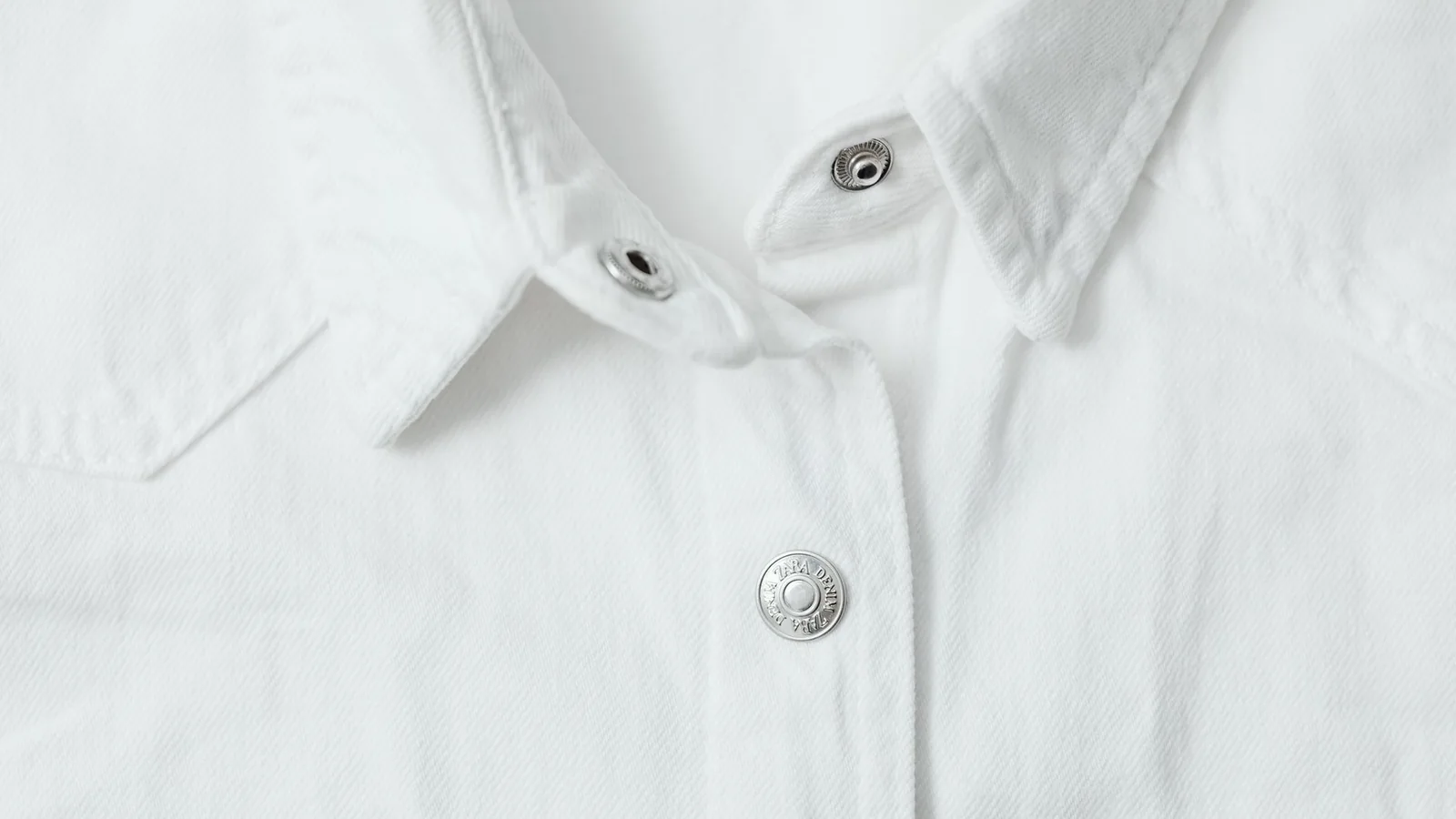 Detalle de una camisa blanca de tejido natural y cuello cuidado