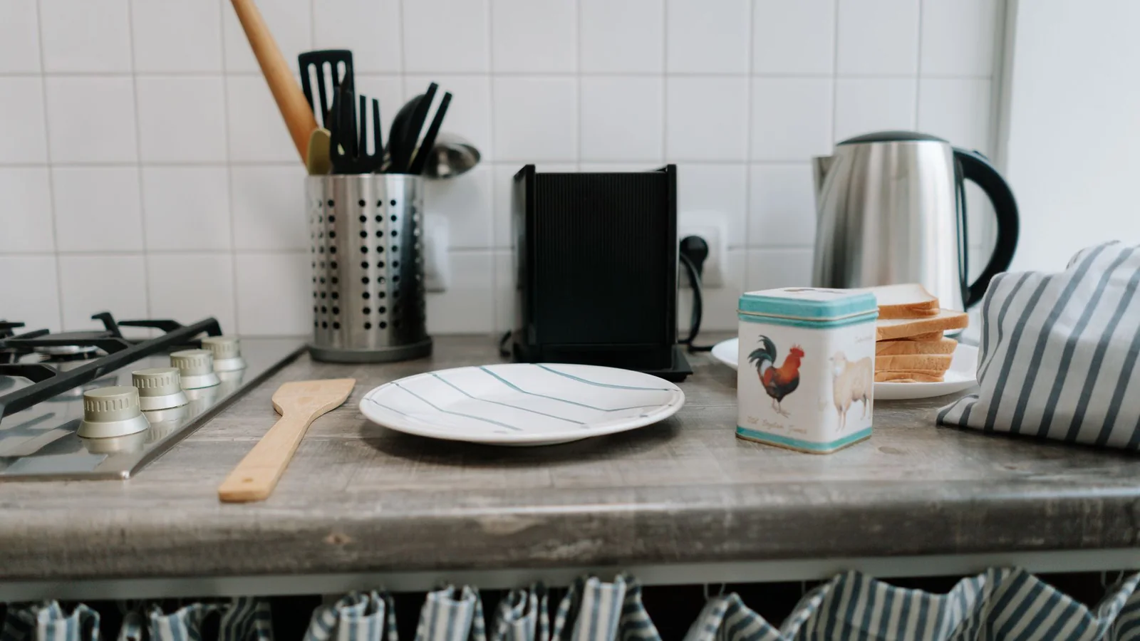 Utensilios de cocina esenciales organizados junto a una encimera