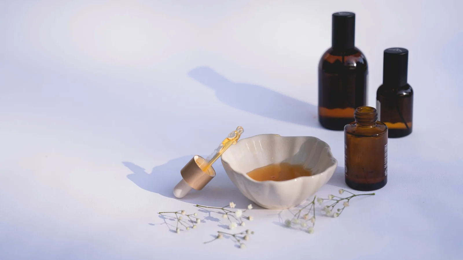 Productos cosméticos y plantas sobre una superficie limpia sin marcas visibles