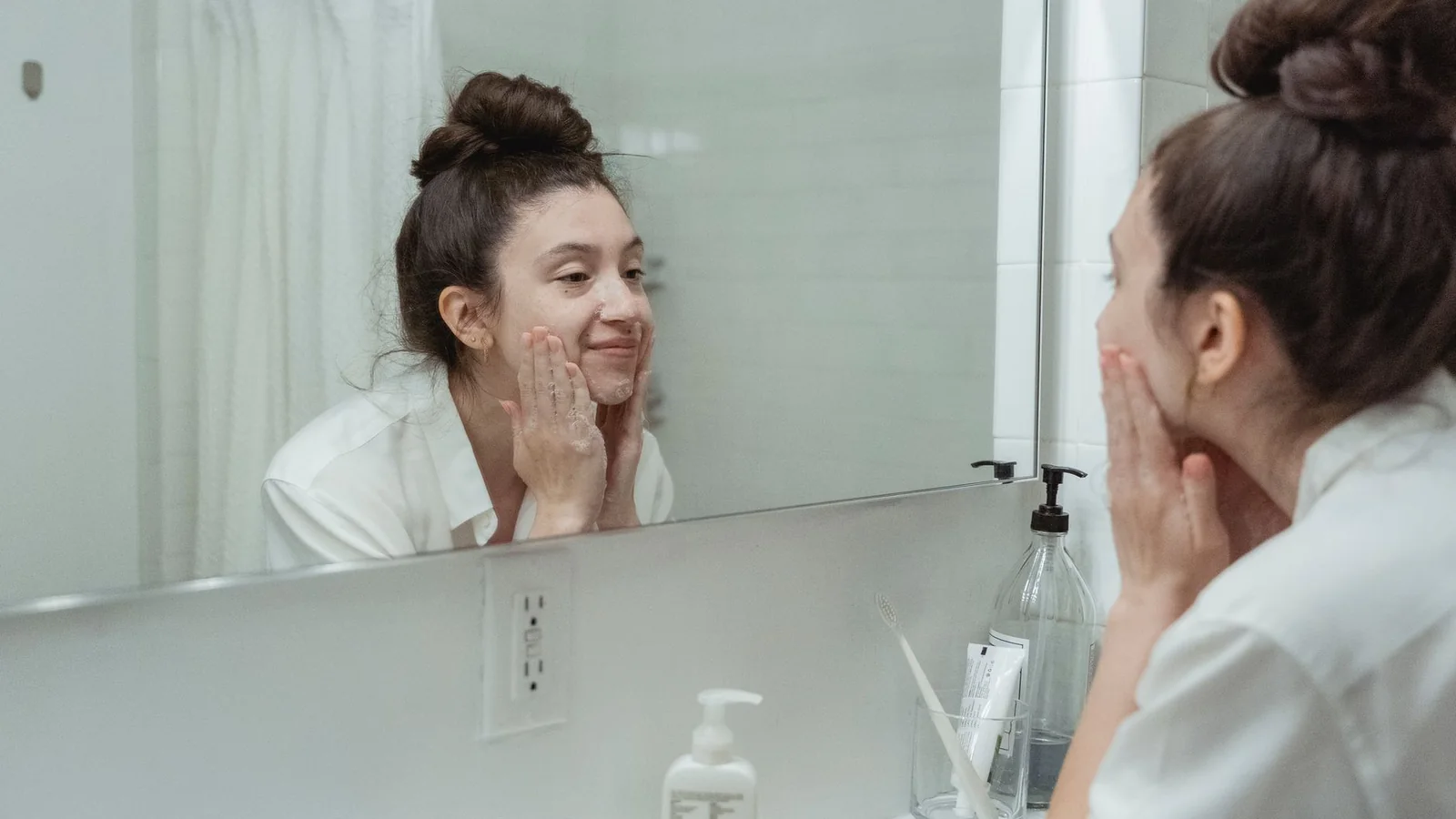 Productos de limpieza facial preparados para una rutina nocturna
