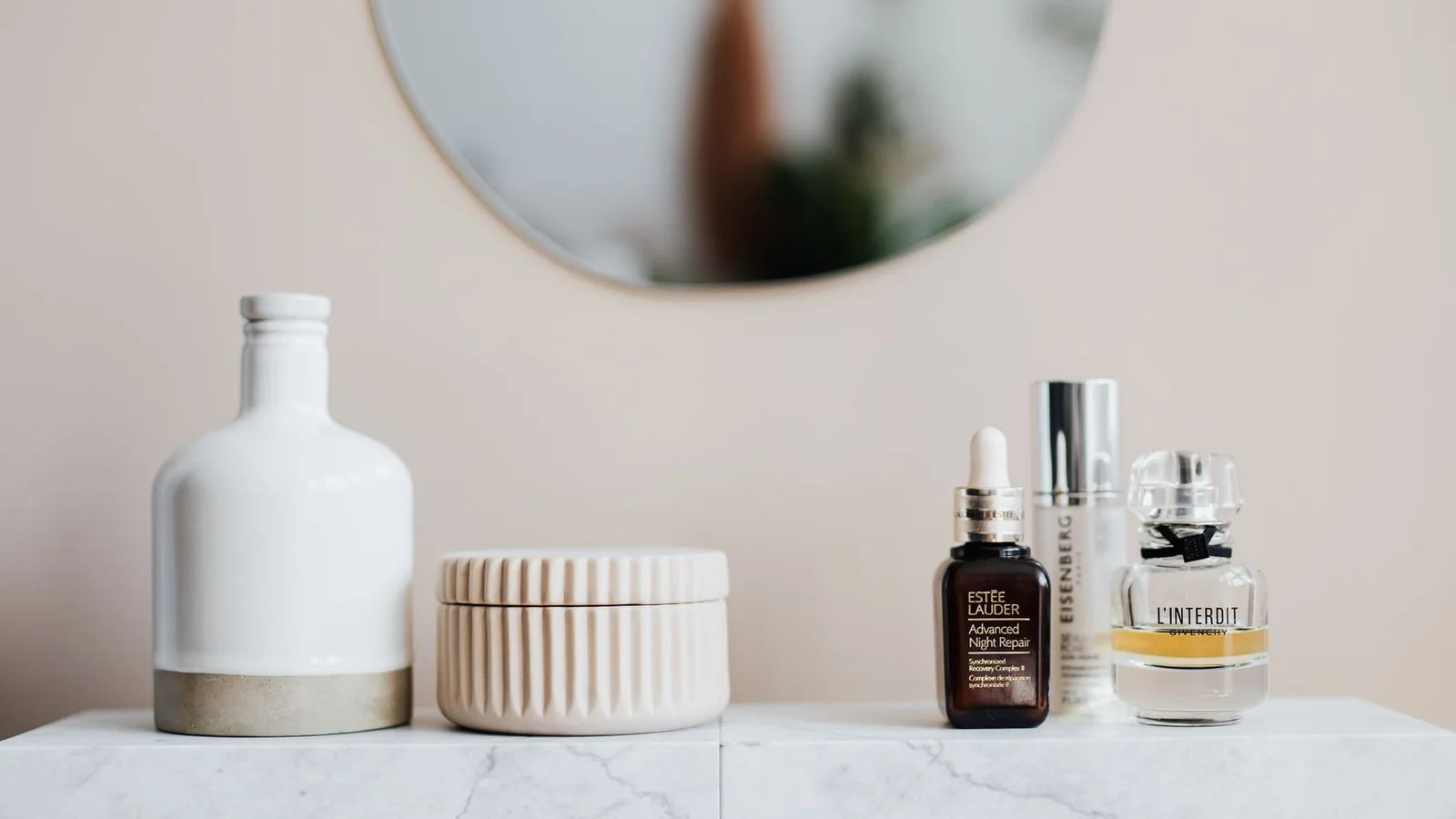 Productos de belleza recargables organizados en un estante de baño