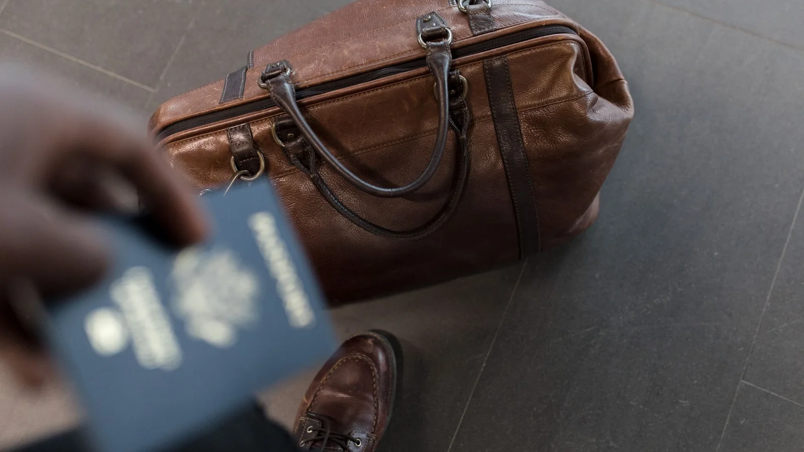 Una maleta de cabina abierta con prendas ligeras y accesorios de viaje