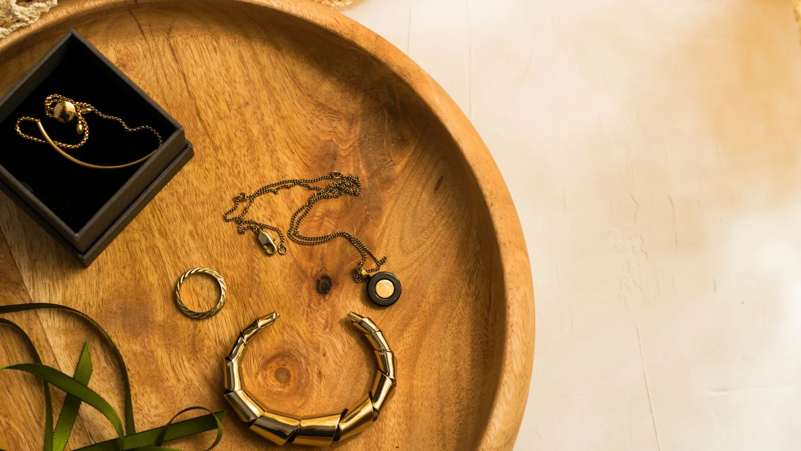 Anillos y una cadena sencilla sobre una bandeja de joyería