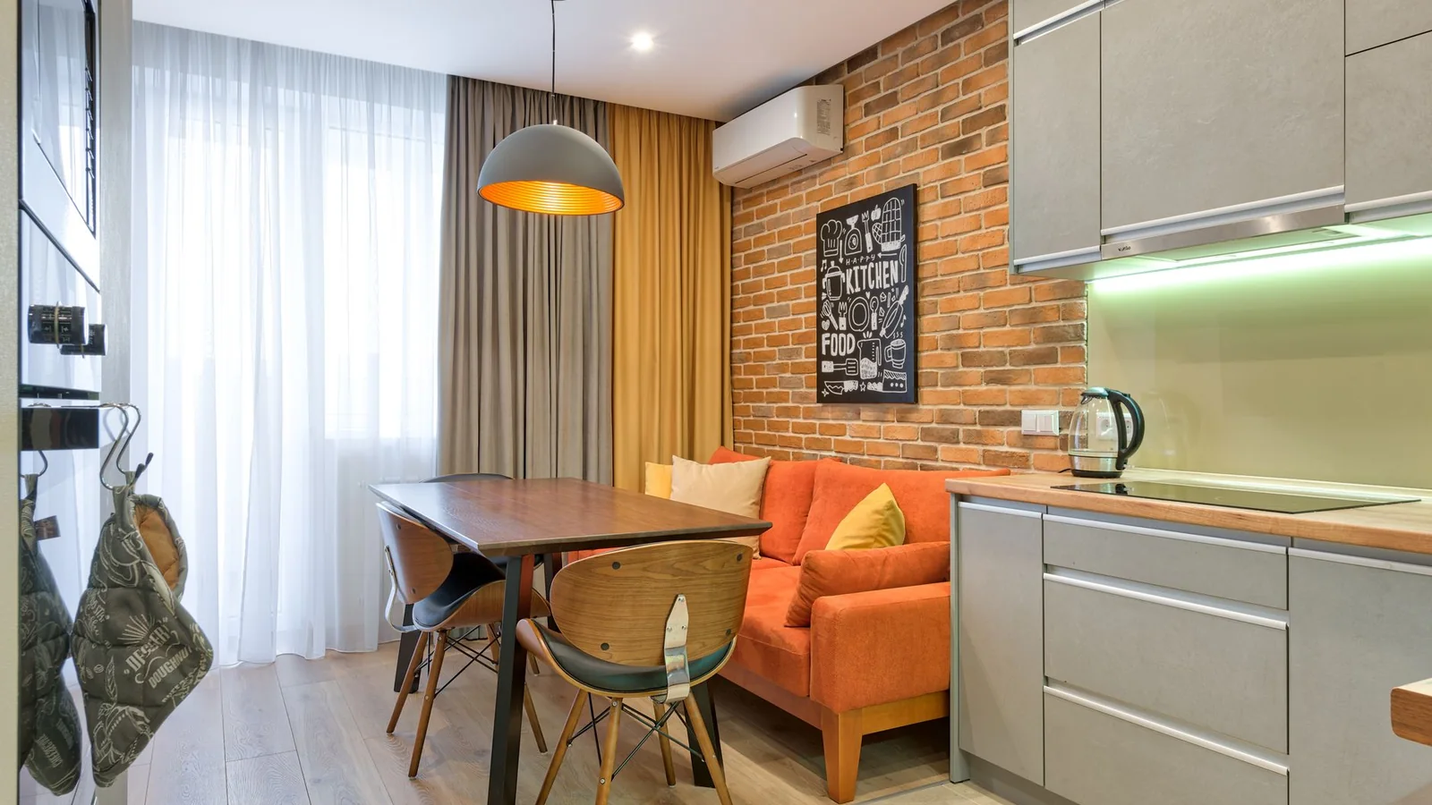 Una mesa de comedor compacta en un piso luminoso