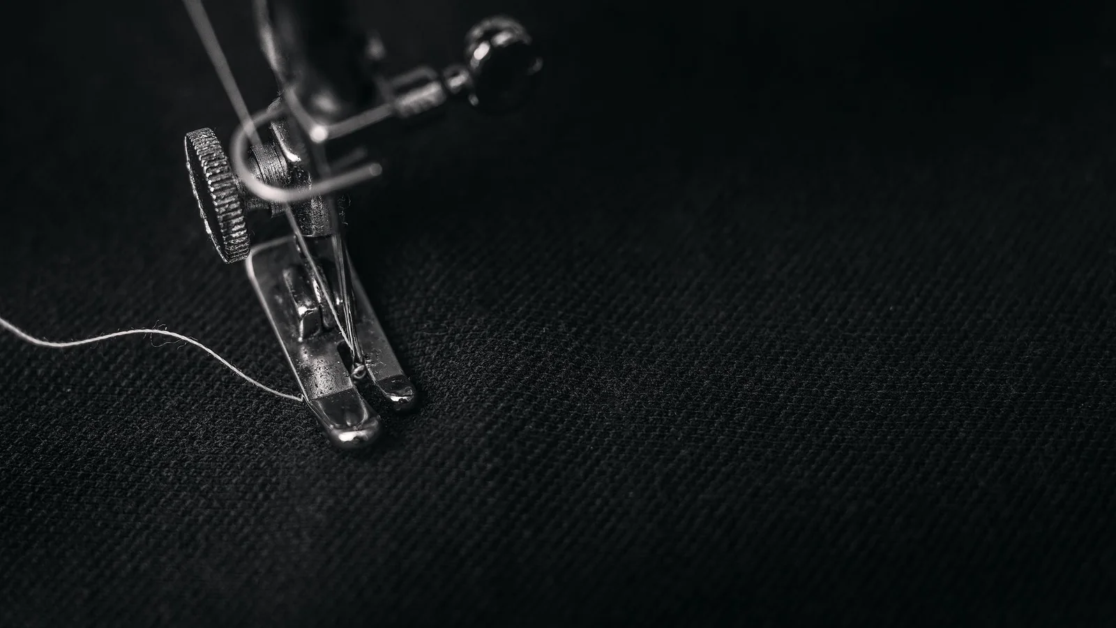 Primer plano de una costura textil y un acabado interior de prenda