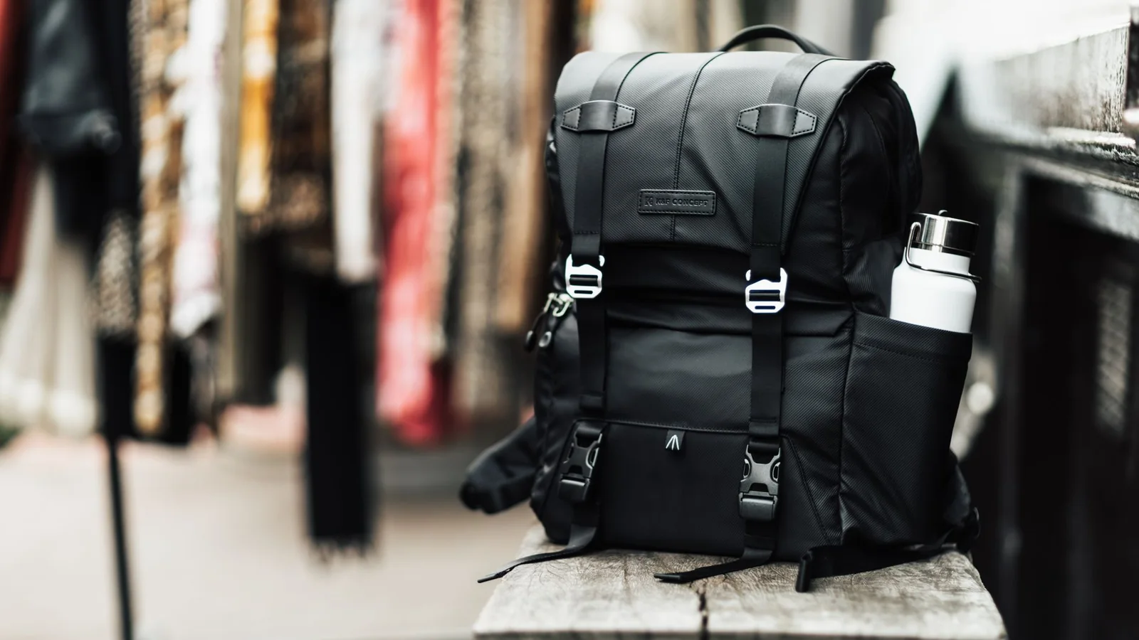 Una mochila urbana abierta con portátil, libreta y objetos de uso diario