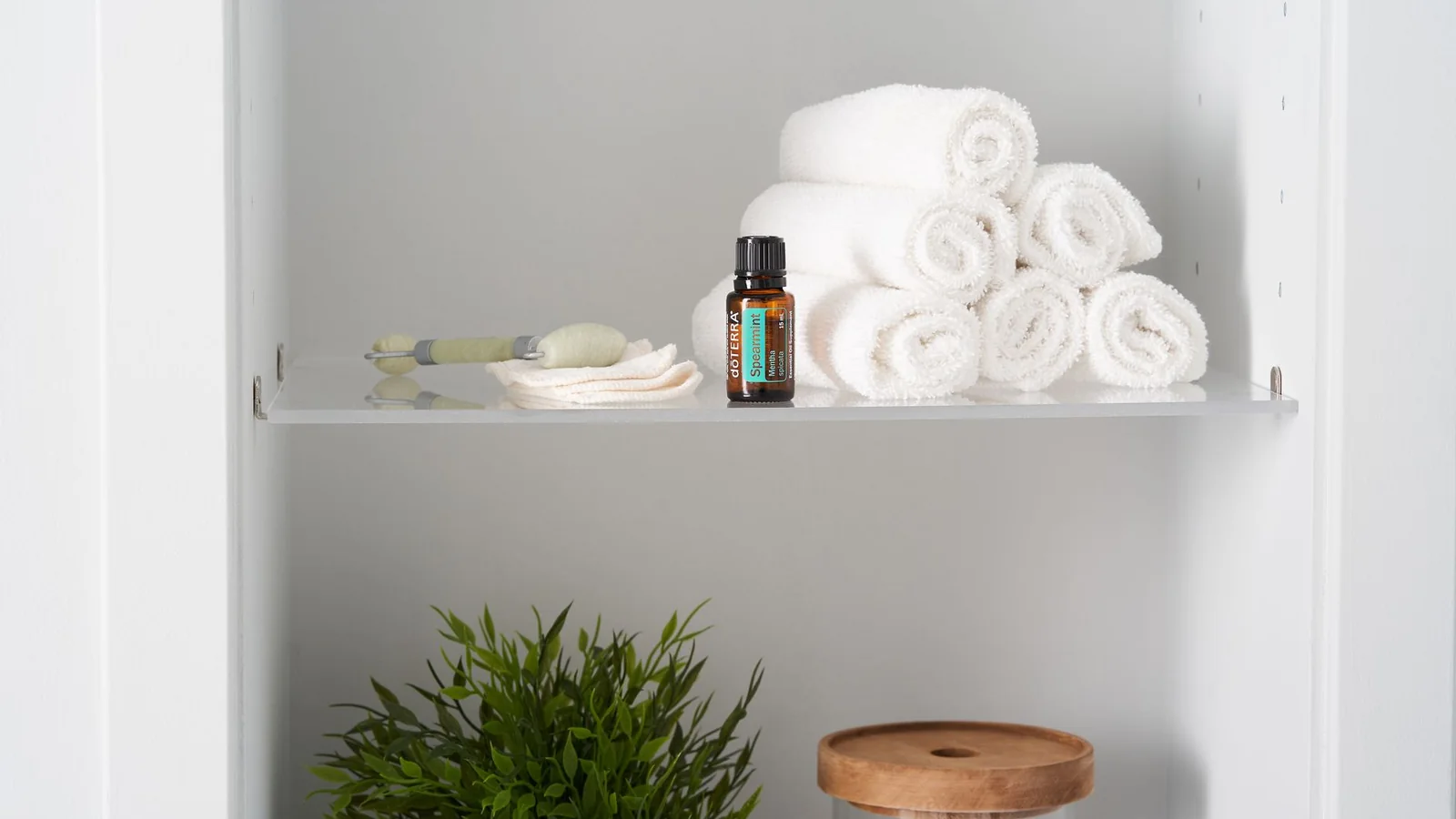Un baño ordenado con toallas y productos de cuidado bien visibles