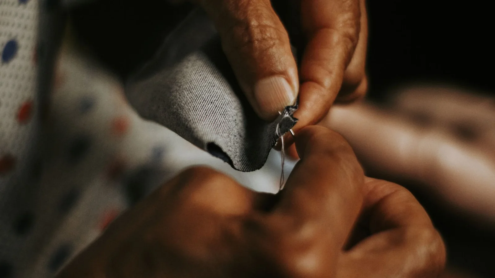 Hilo, aguja y una prenda preparada para una pequeña reparación