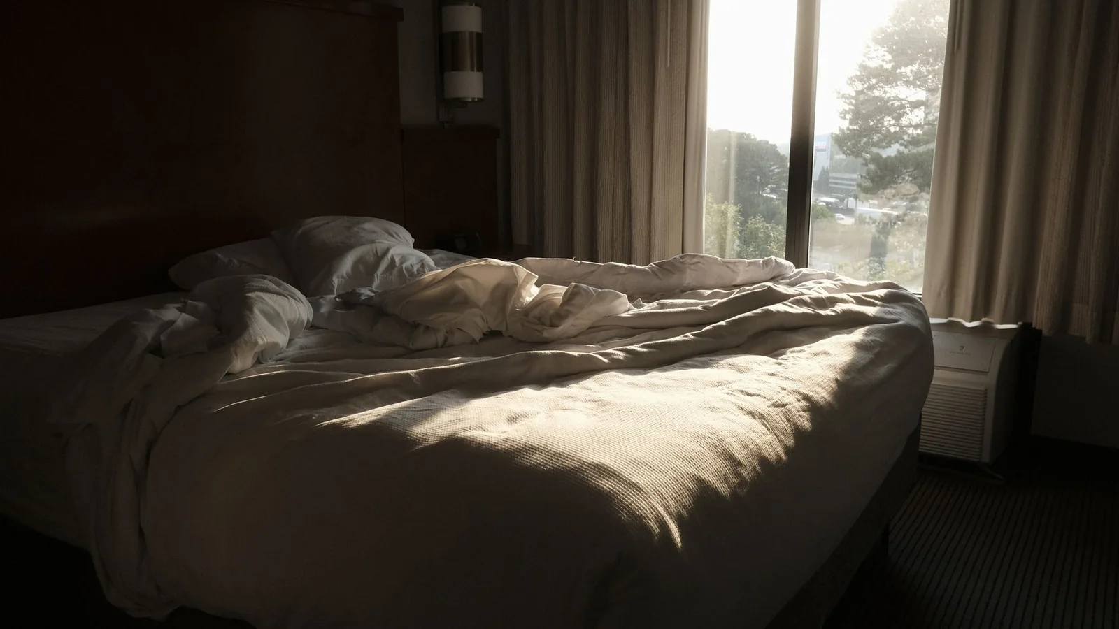 Ropa de cama de fibras naturales doblada en un dormitorio luminoso