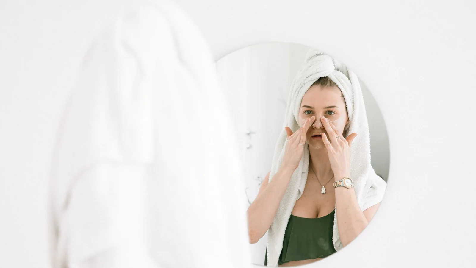 Una rutina facial sencilla preparada junto a una ventana con luz de mañana