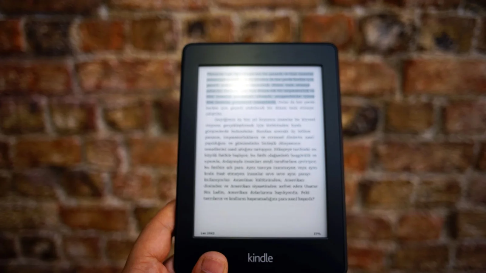 Una tableta y un lector electrónico junto a libros sobre una mesa
