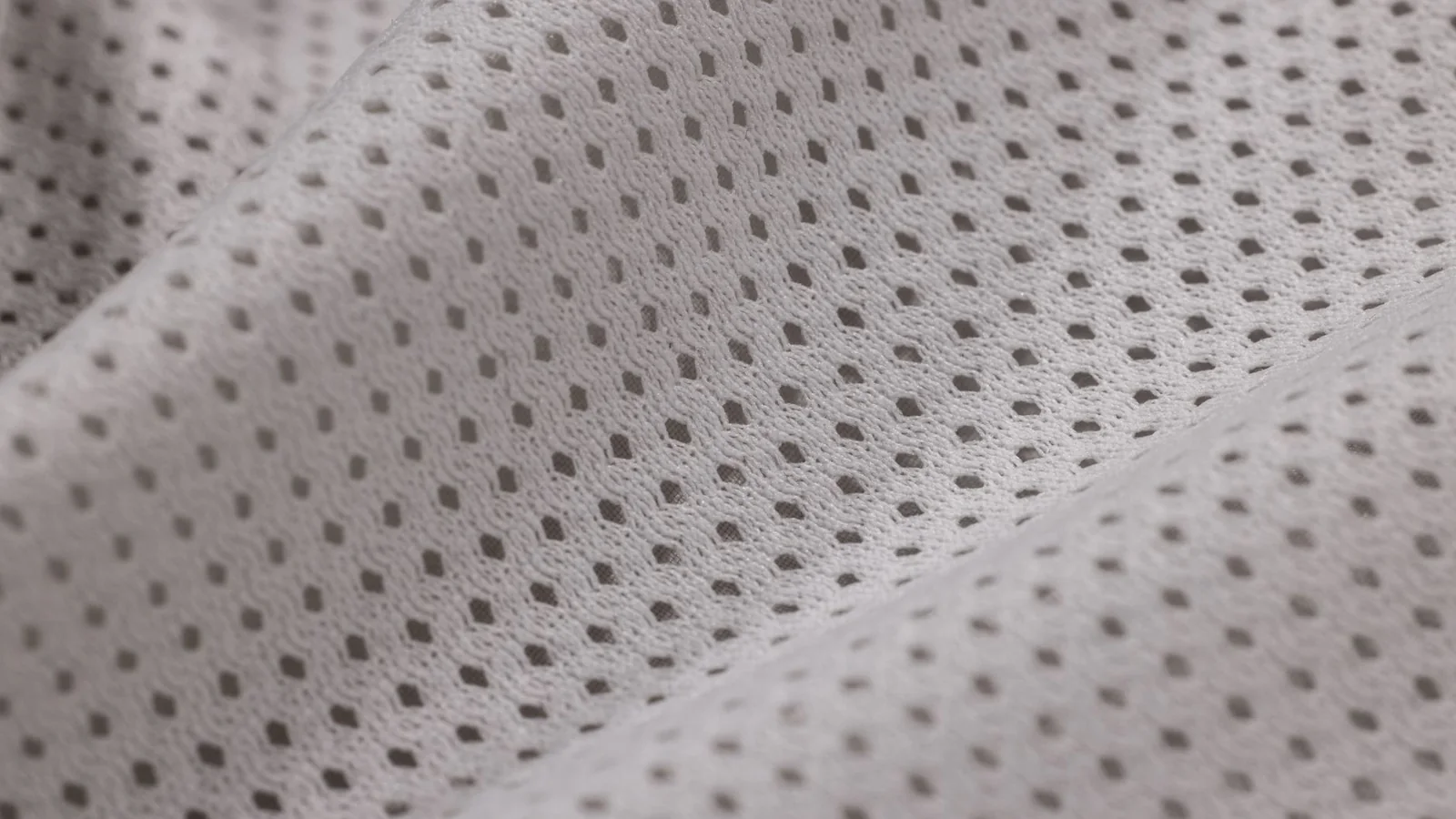 Detalle de una etiqueta textil y una prenda de tejido sintético