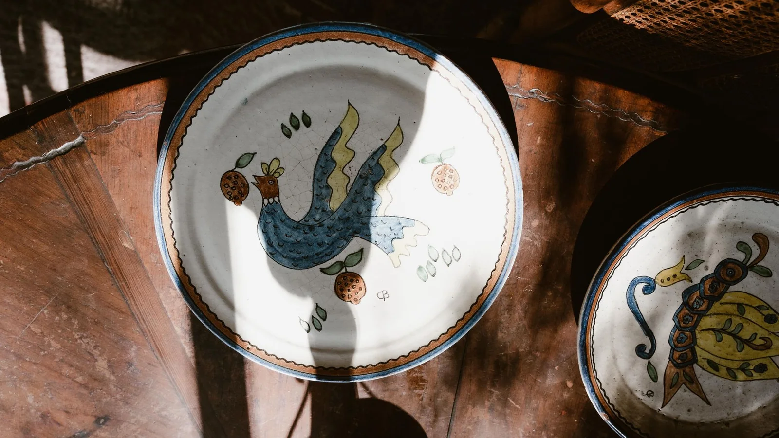 Vajilla sencilla preparada sobre una mesa luminosa para una comida cotidiana